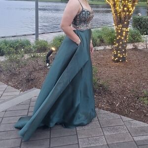 Elegant Green Prom Dress with Embellished Bodice